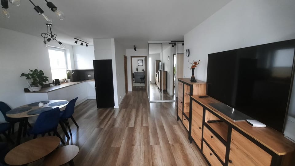 Communal lounge/ TV room, TV and multimedia, Living room, Seating area, Dining area