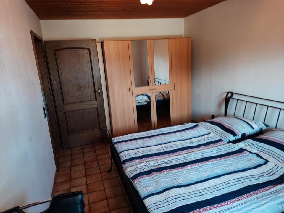ROOM in apartment LOT SPACE & option COOKING & terrace - 9 km from A8 highway & superfast self checkin Vacation rental in Bavaria