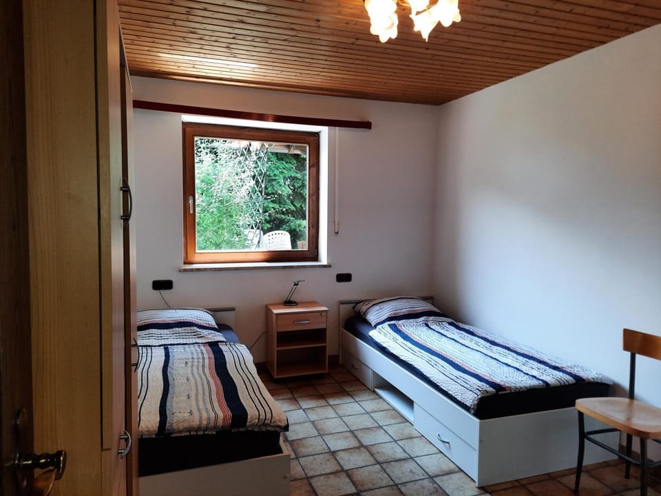 ROOM in apartment LOT SPACE & option COOKING & terrace - 9 km from A8 highway & superfast self checkin Vacation rental in Bavaria