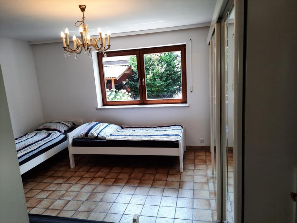ROOM in apartment LOT SPACE & option COOKING & terrace - 9 km from A8 highway & superfast self checkin Vacation rental in Bavaria