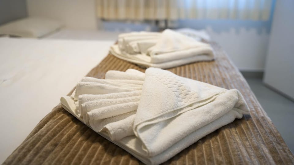 Bed, towels