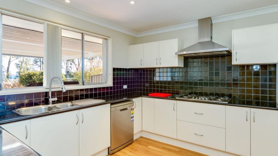 Peaceful Waterfront by Book Jervis Bay - wheelchair accessible - Stunning Location for Family Holiday House in Saint Georges Basin