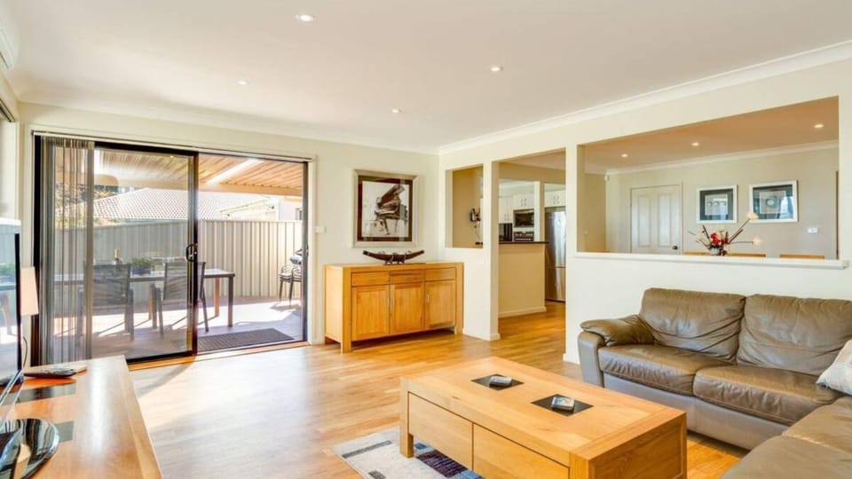 Peaceful Waterfront by Book Jervis Bay - wheelchair accessible - Stunning Location for Family Holiday House in Saint Georges Basin