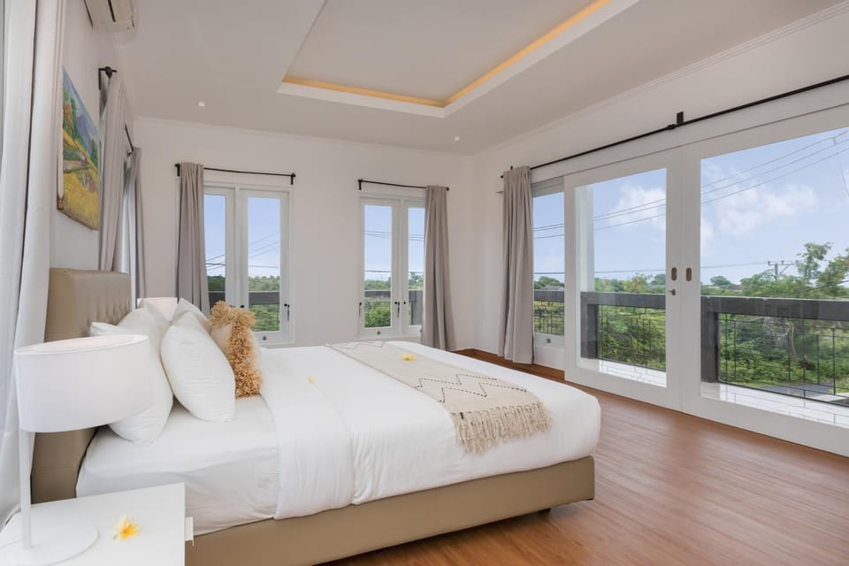Photo of the whole room, City view, Street view