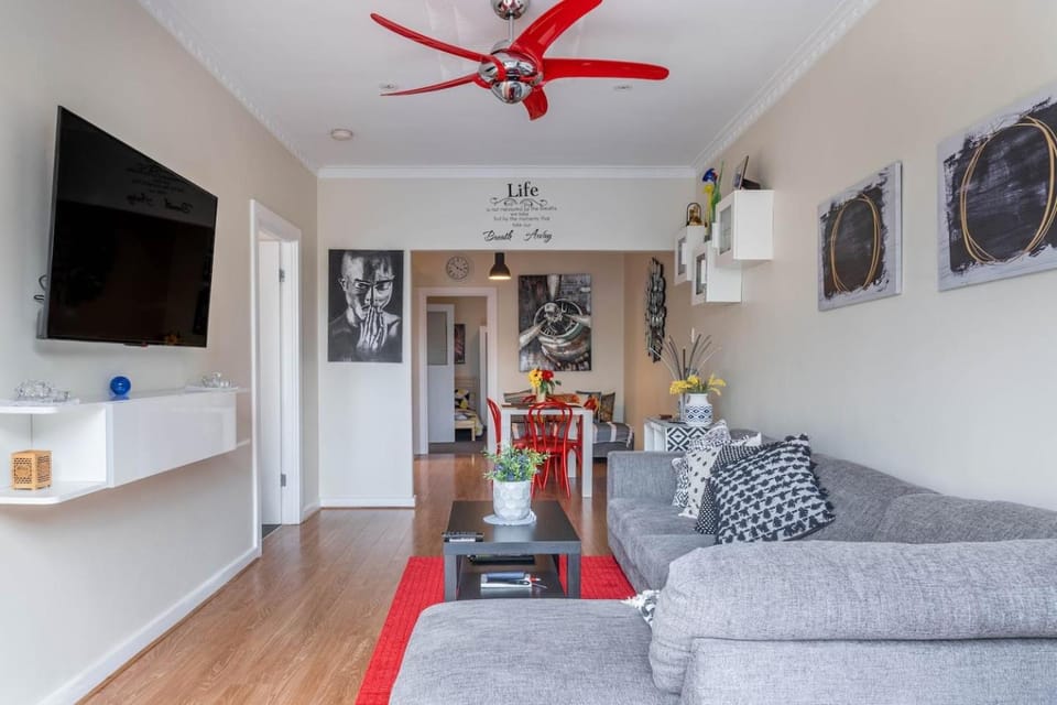 TV and multimedia, Living room, Seating area, Evening entertainment