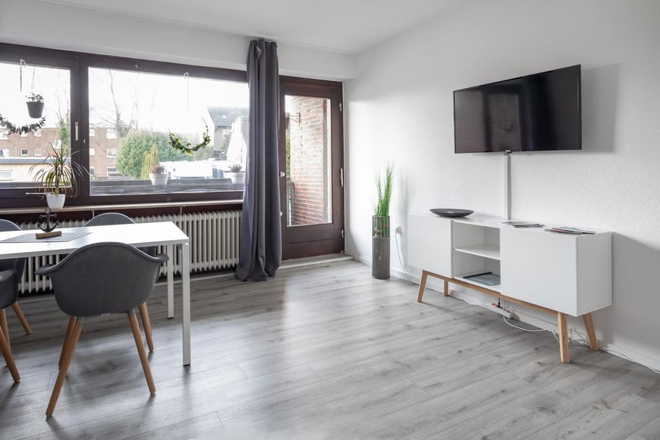 Communal lounge/ TV room, TV and multimedia, Living room, Seating area, Dining area, Evening entertainment