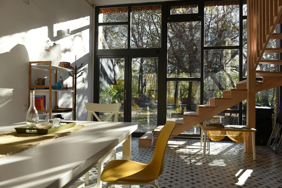 Restaurant/places to eat, Living room