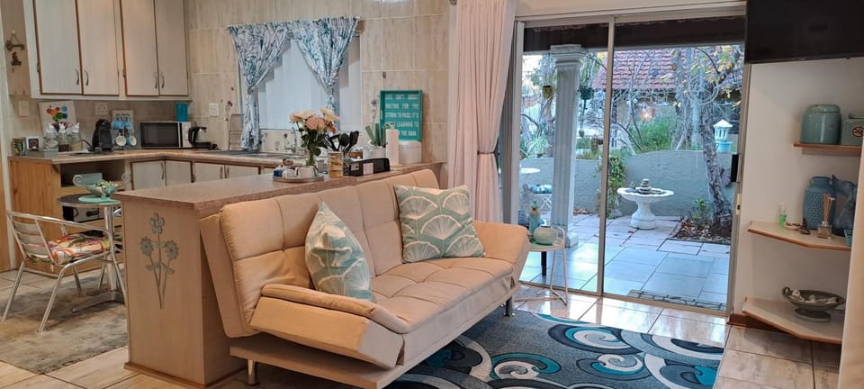 Kitchen or kitchenette, Living room, Seating area