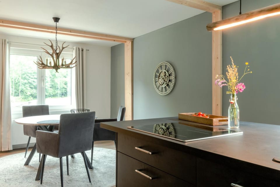 Kitchen or kitchenette, Dining area