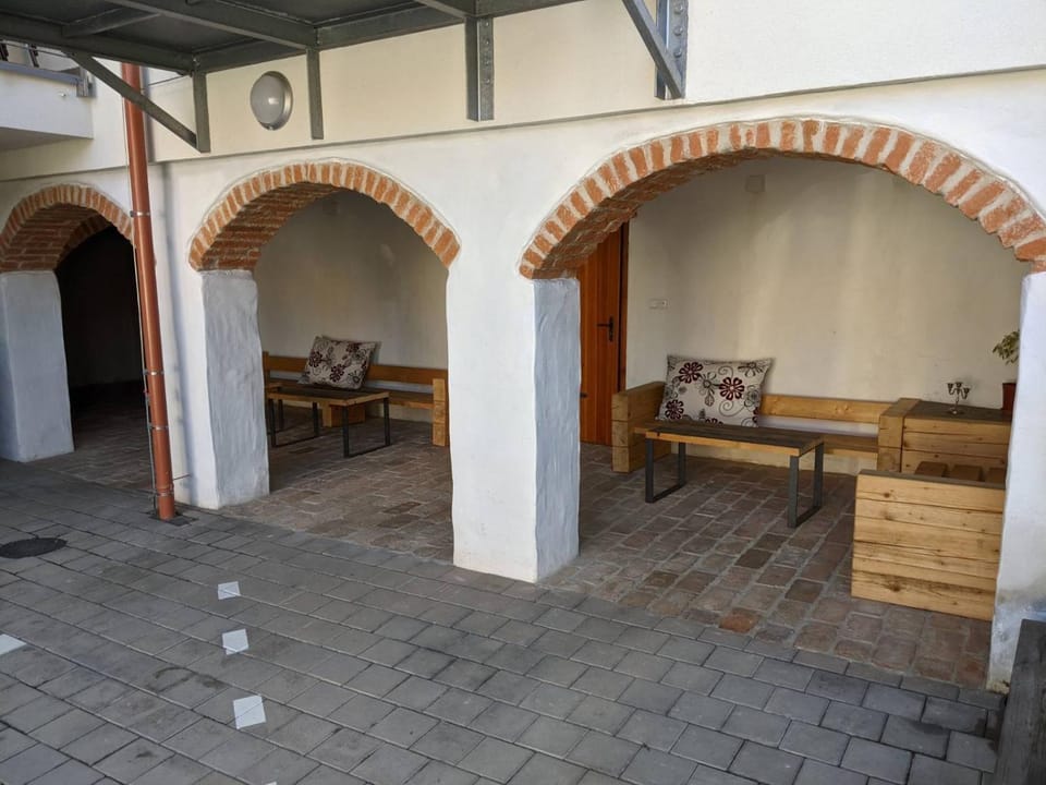 Seating area, Area and facilities