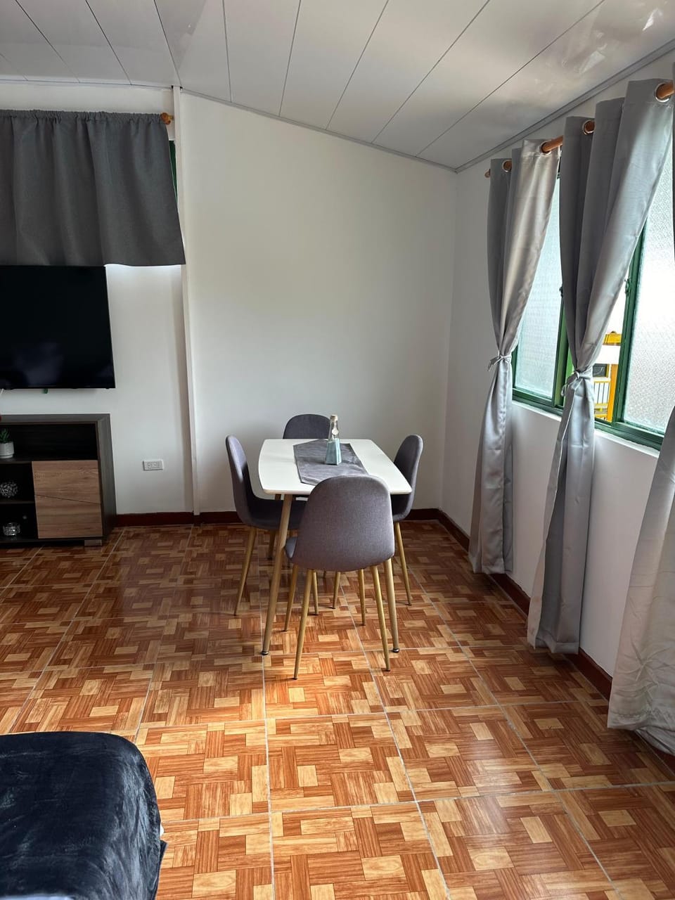 TV and multimedia, Living room, Seating area, Dining area
