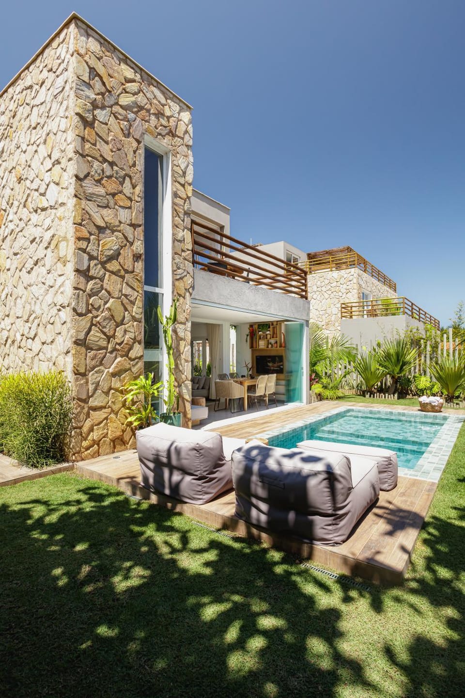 Property building, Patio, Day, Pool view, Swimming pool, sunbed