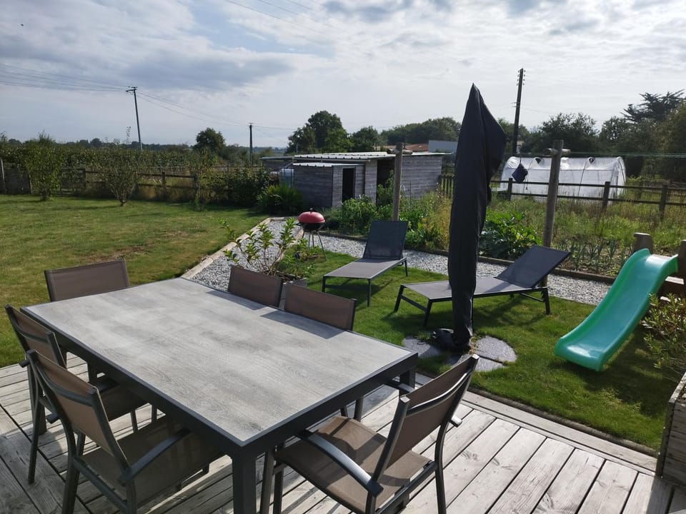 Dining area, Garden view, sunbed