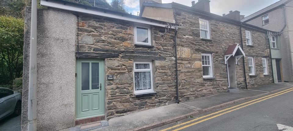 Pet friendly two bedroom cosy cottage House in Wales