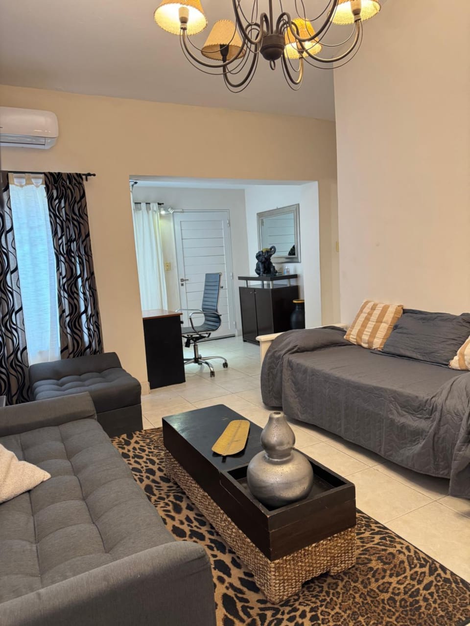 Bed, TV and multimedia, Living room, Photo of the whole room, Seating area, air conditioner