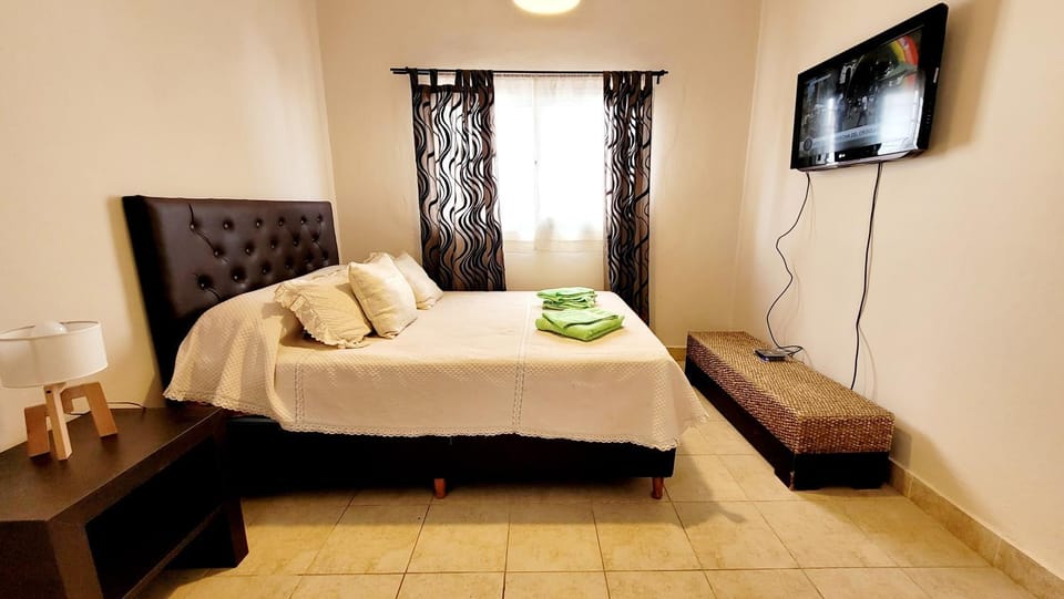 Bed, TV and multimedia, Photo of the whole room, Bedroom, towels