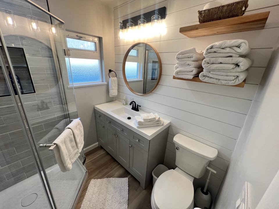 Crescent Bar Waterfront Home- Private Beach, Water Views, Hiking, Golf, Live Concerts House in Kittitas County