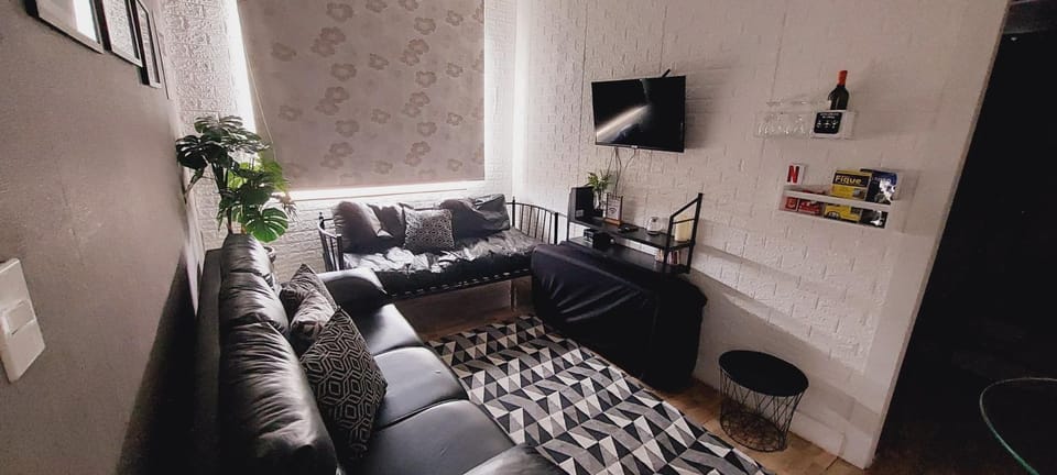Communal lounge/ TV room, TV and multimedia, Living room, Entertainment, Drinks