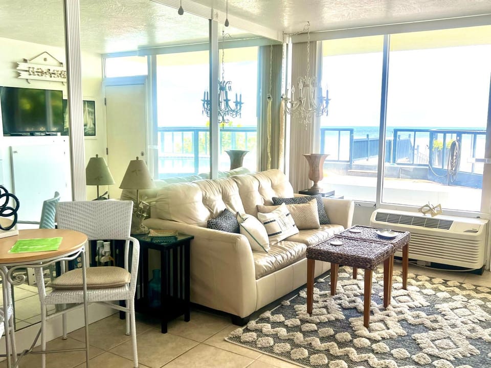 Ocean Breeze - Ocean Front at Symphony Beach Club! House in Ormond Beach