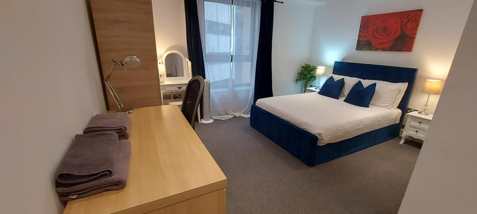 Large 2 Bed, 2 Bath, Free Parking & WiFi Apartment in Sheffield