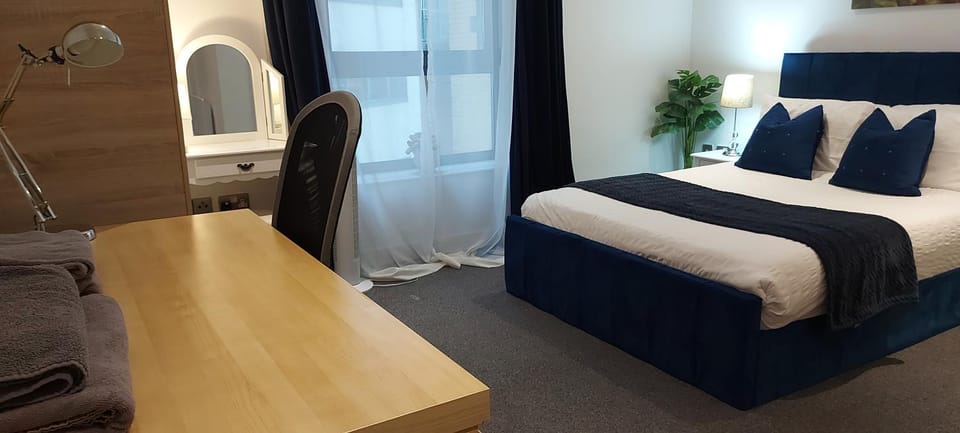 Large 2 Bed, 2 Bath, Free Parking & WiFi Apartment in Sheffield