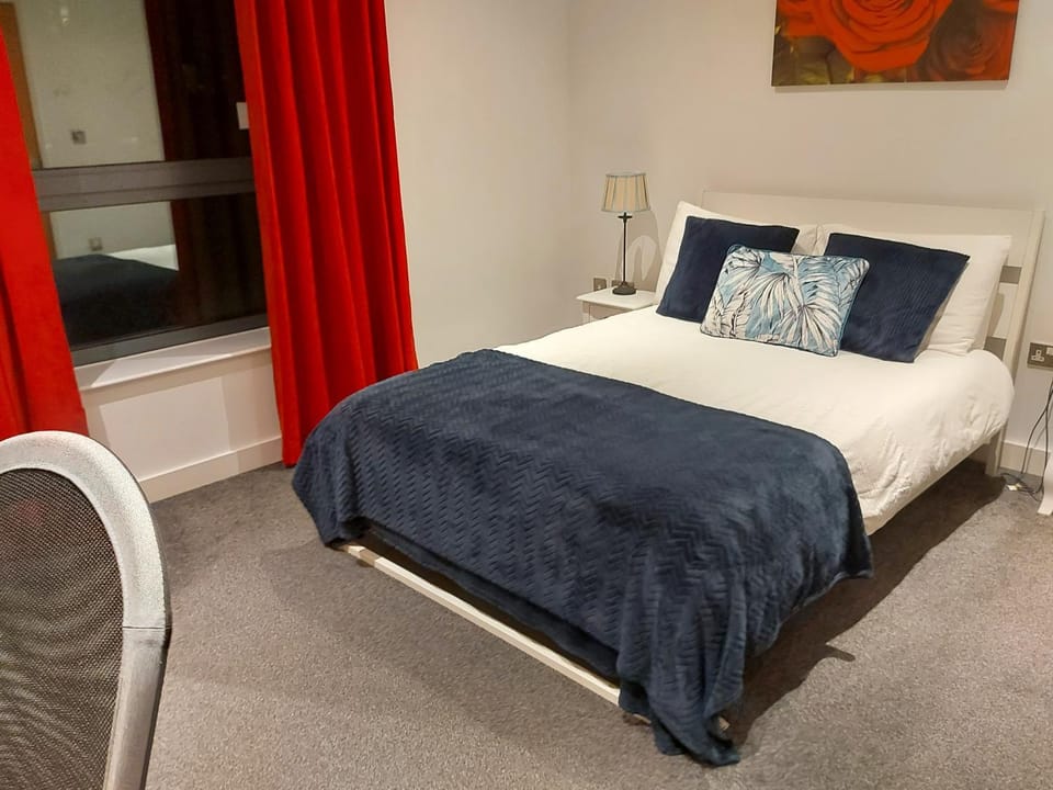 Large 2 Bed, 2 Bath, Free Parking & WiFi Apartment in Sheffield