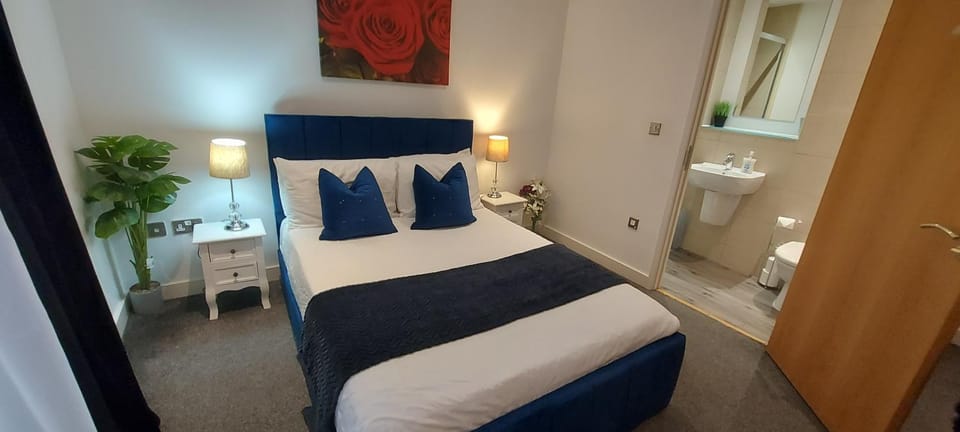 Large 2 Bed, 2 Bath, Free Parking & WiFi Apartment in Sheffield