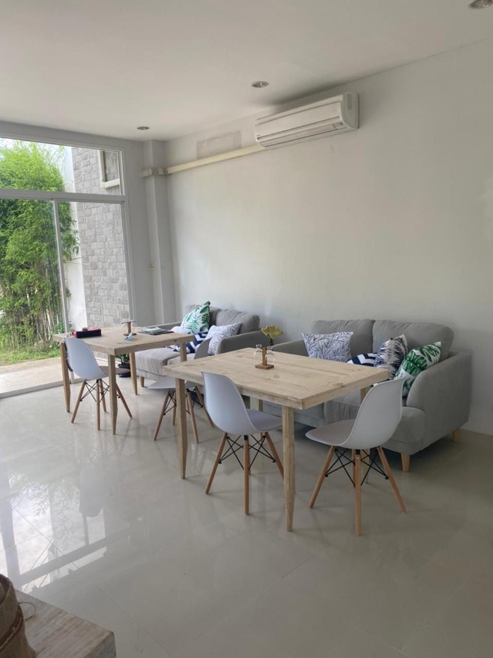 Restaurant/places to eat, Internal: Not applicable to any particular room