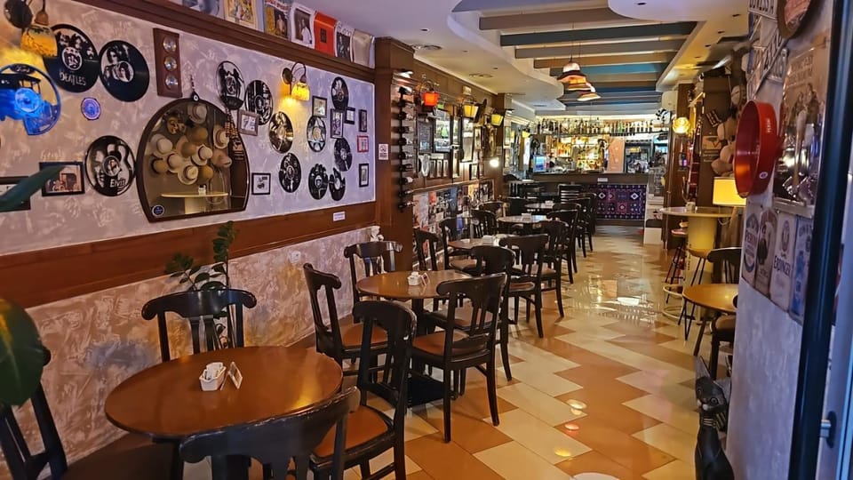 Restaurant/places to eat, Lounge or bar