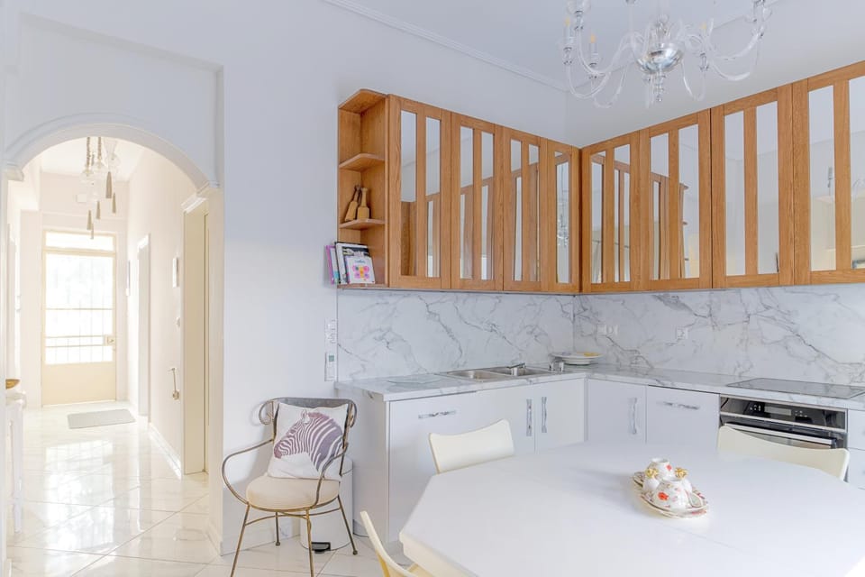 Kitchen or kitchenette, Photo of the whole room, Dining area, stove