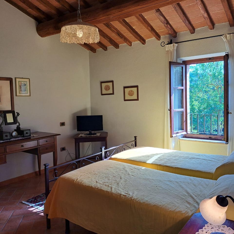 Charming Holiday Home with swimming pool, Siena Tuscany, wi-fi, pets allowed Nature lodge in Tuscany