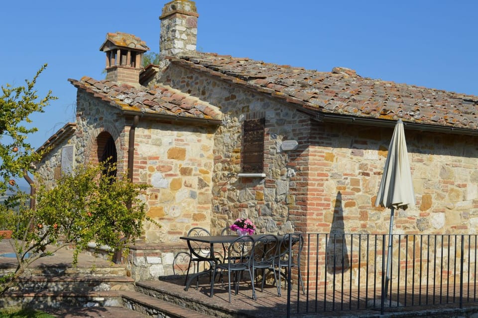 Charming Holiday Home with swimming pool, Siena Tuscany, wi-fi, pets allowed Nature lodge in Tuscany