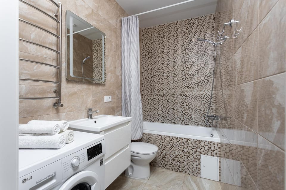 Shower, Toilet, Bathroom, Bath, towels, washing machine