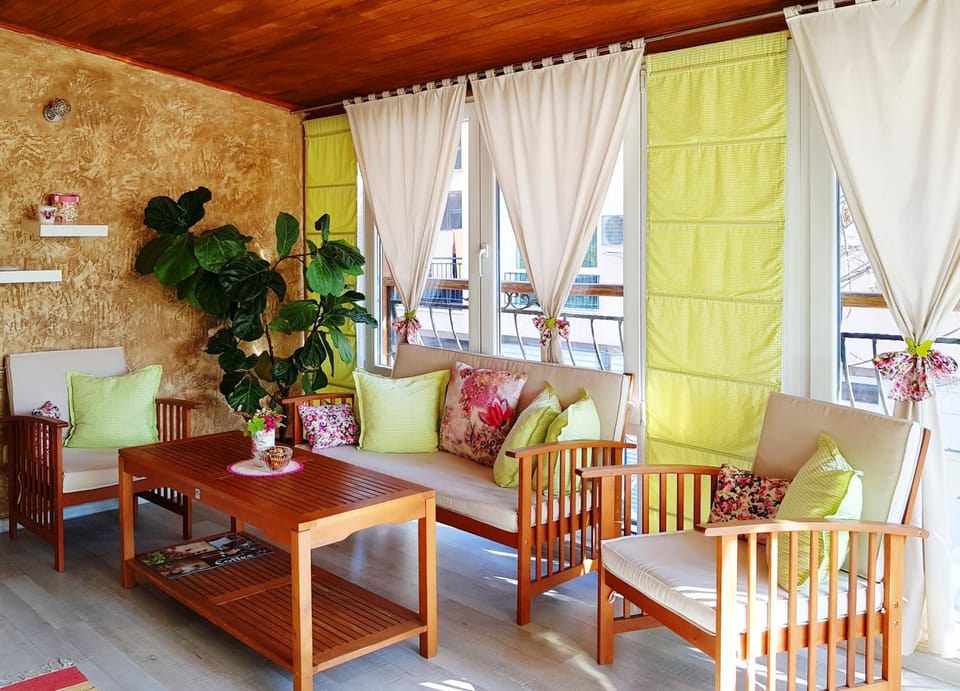 Living room, Seating area