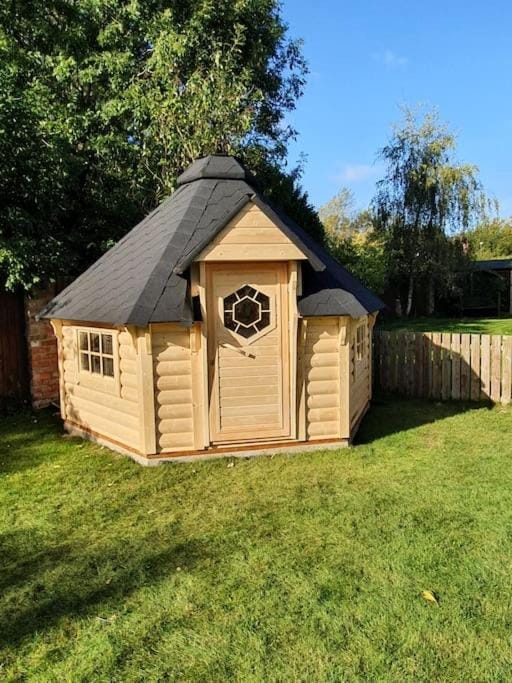 willow tree farm cottage with BBQ hut House in England