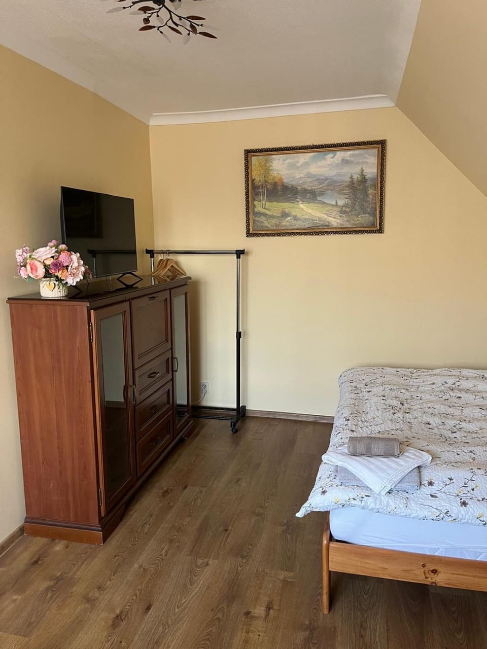 Bed, TV and multimedia, Bedroom