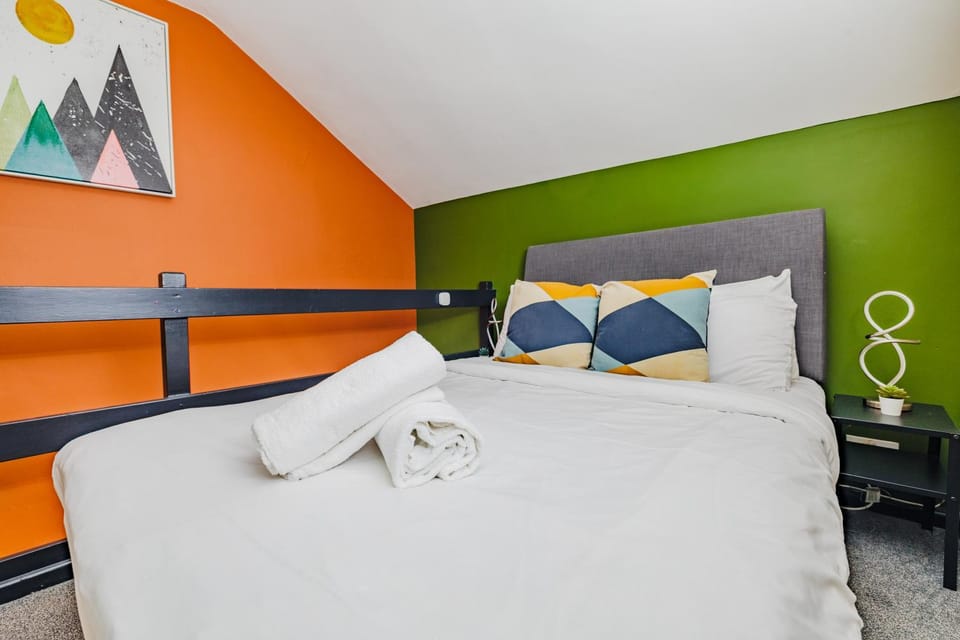 Bed, Bedroom, towels