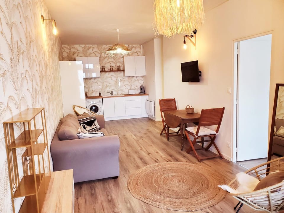 Kitchen or kitchenette, Living room, Seating area, Dining area