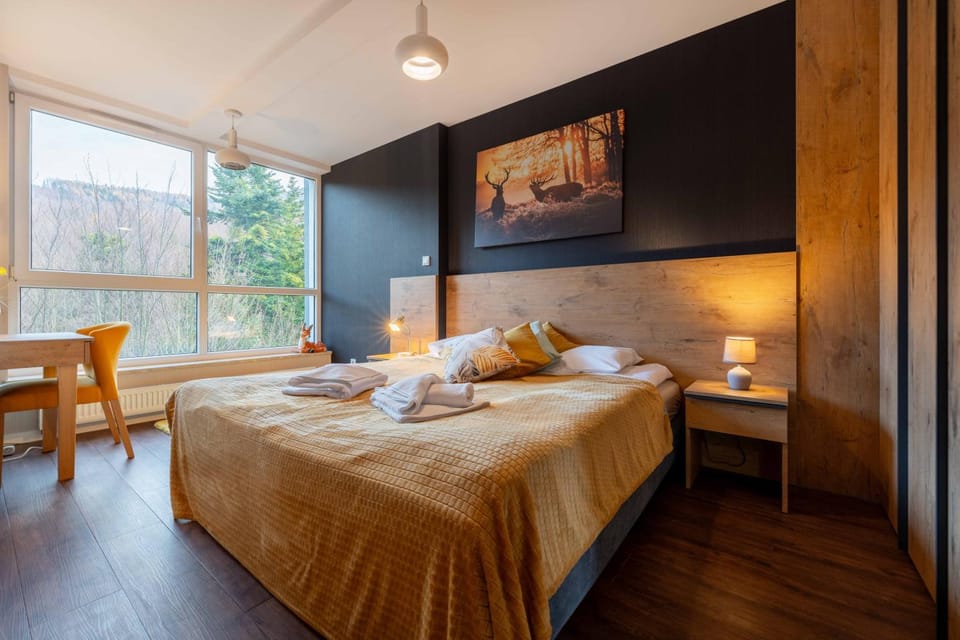 Bed, TV and multimedia, Photo of the whole room, Bedroom, towels