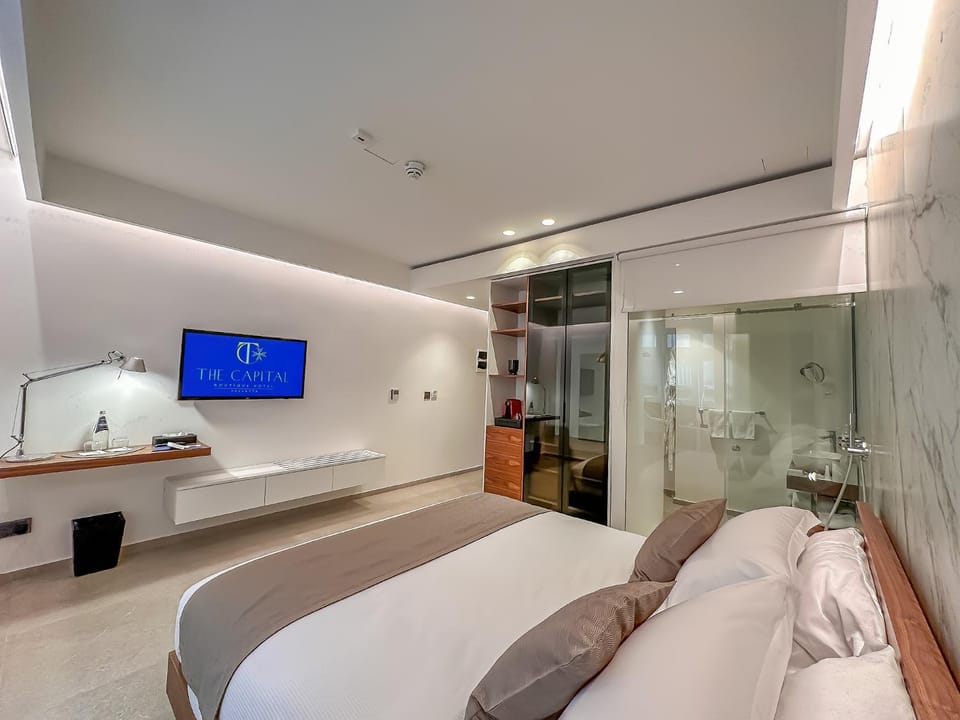 Bed, Coffee/tea facilities, Bedroom, Street view, wardrobe