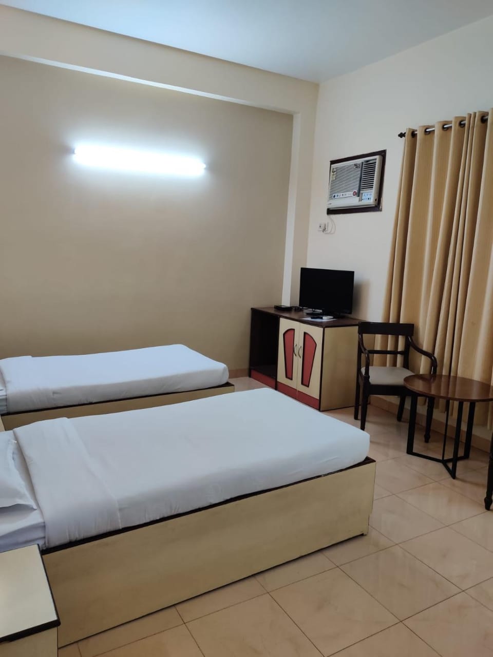 Bed, Photo of the whole room, hair dresser, air conditioner
