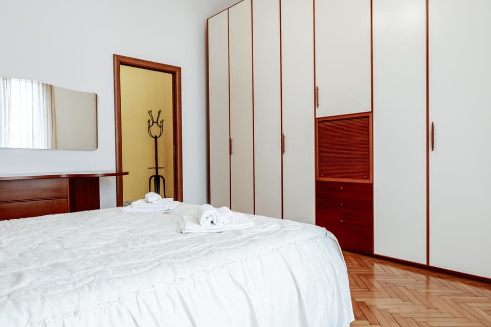 Photo of the whole room, Bedroom, wardrobe