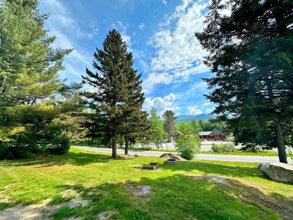 B3 NEW Awesome Tiny Home with AC Mountain Views Minutes to Skiing Hiking Attractions Villa in Twin Mountain
