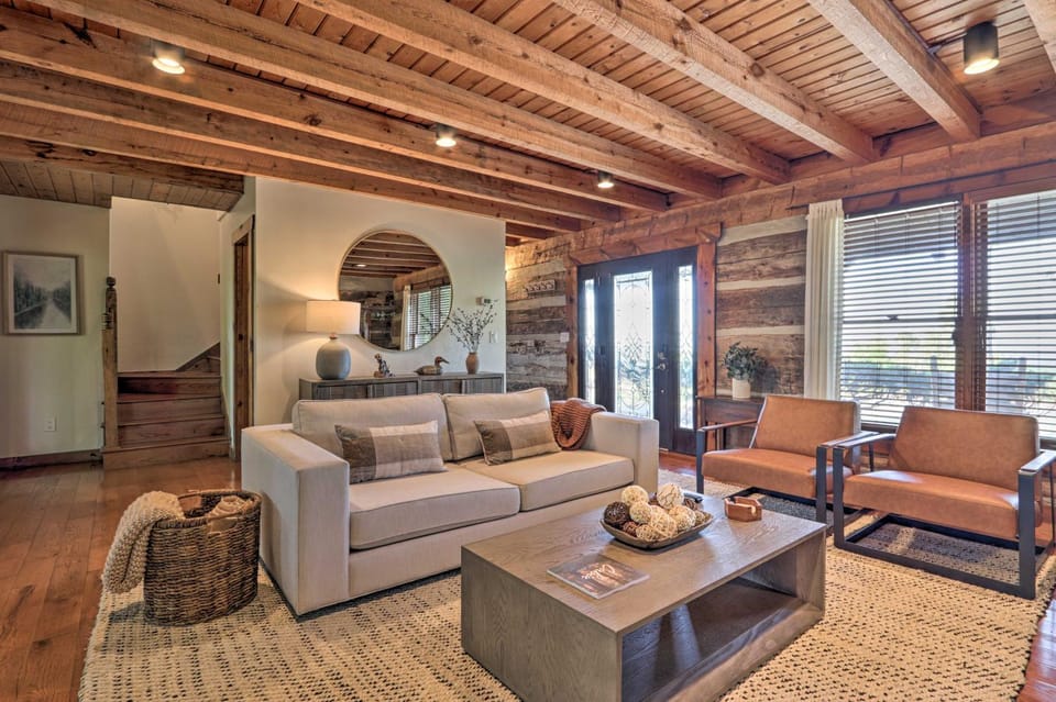 Deck & Hot Tub: Mtn-View Gatlinburg Cabin Cabin in Gatlinburg