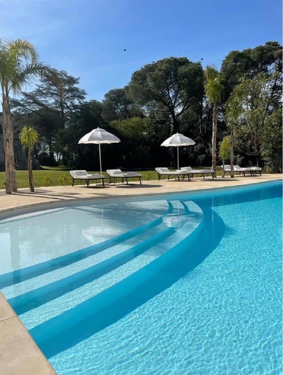 Swimming pool, sunbed