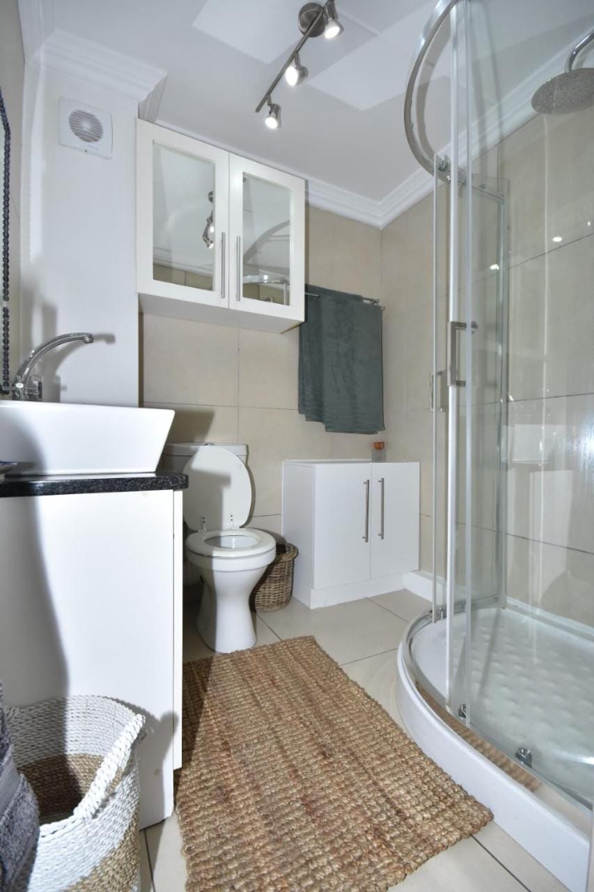 Shower, Toilet, towels