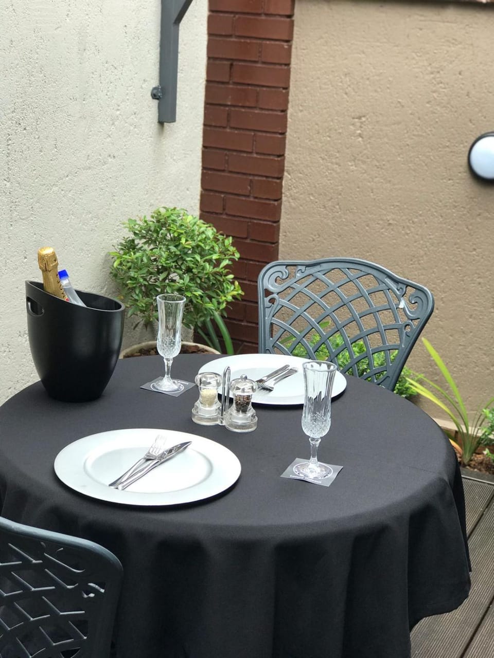 Patio, Dining area, Alcoholic drinks