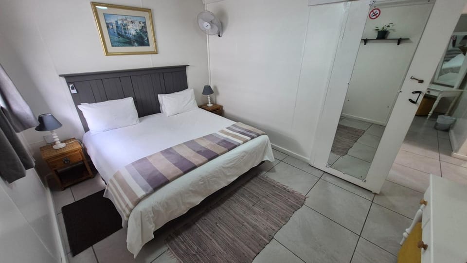 Bed, towels