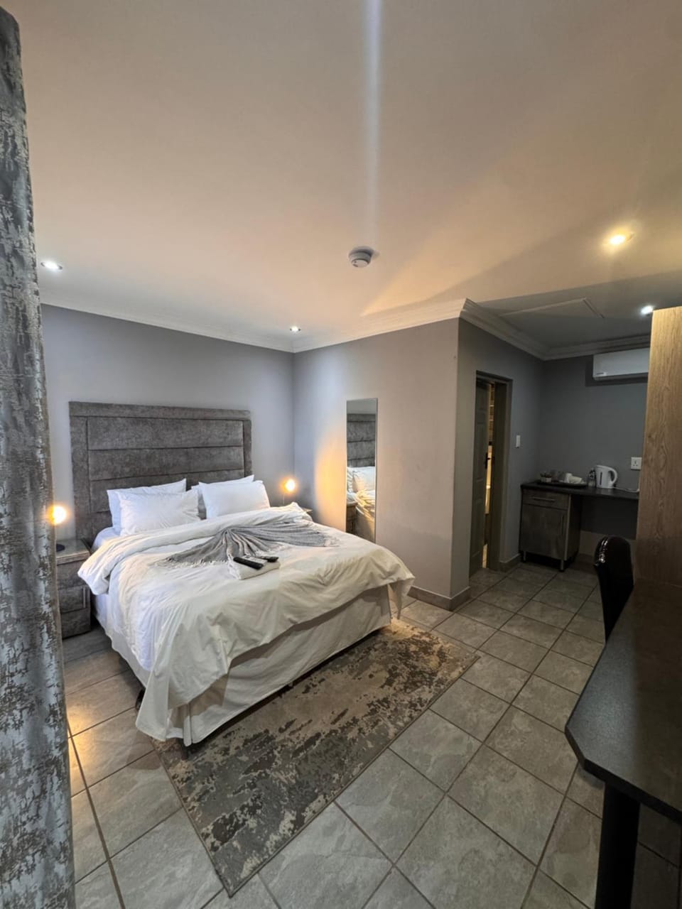 Photo of the whole room, Bedroom