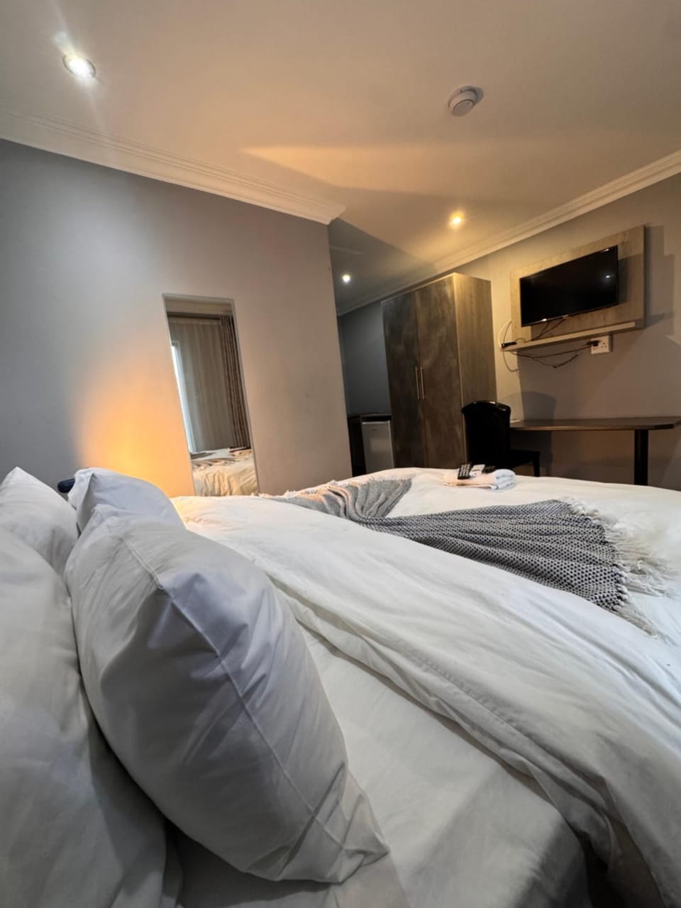 Bed, TV and multimedia, Photo of the whole room